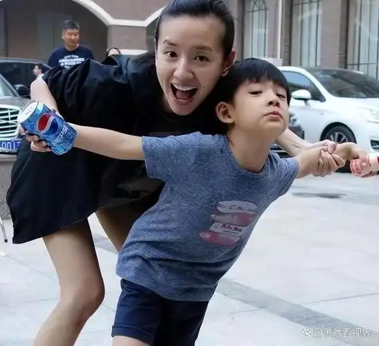 董洁儿子顶顶:爸爸是潘粤明,妈妈是董洁,我的亲情很坎坷