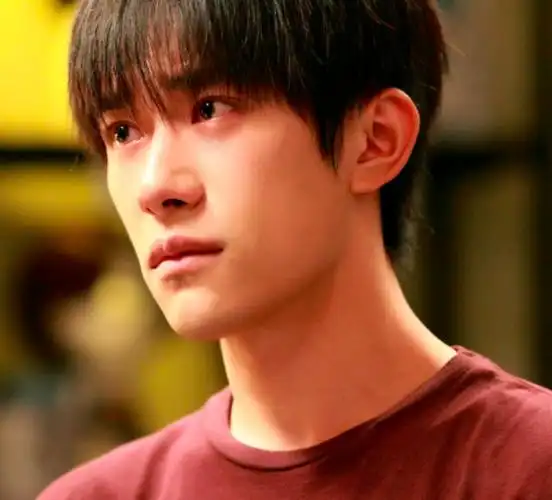 零毛孔状态惹人叹,素颜就已是精修脸|少年的你|易烊千玺|毛孔_新浪