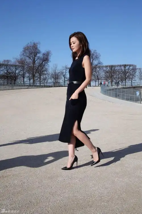 组图蔡卓妍美艳亮相巴黎时装周展优雅女人味