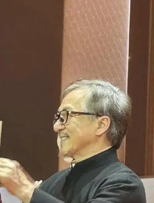 成龙近况曝光!面带苍老,胡须花白,皱纹横生,穿十元鞋子太低调