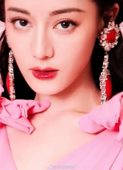 迪丽热巴粉红芭比可爱暴击 举手投足间洋溢活力与个性