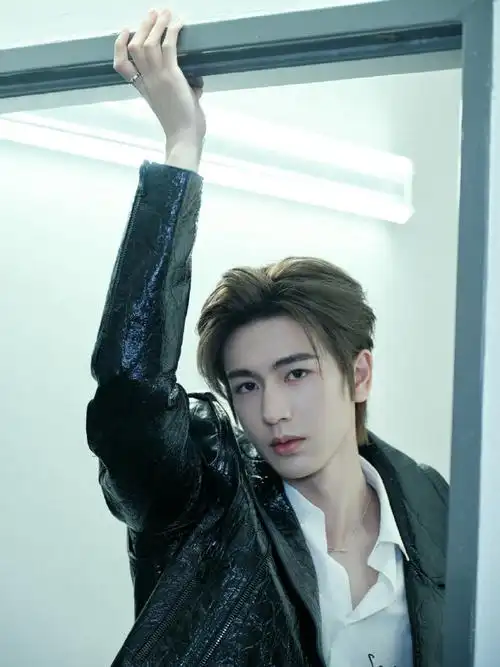 张凌赫黑色皮衣机车造型##张凌赫楼梯冷感大片