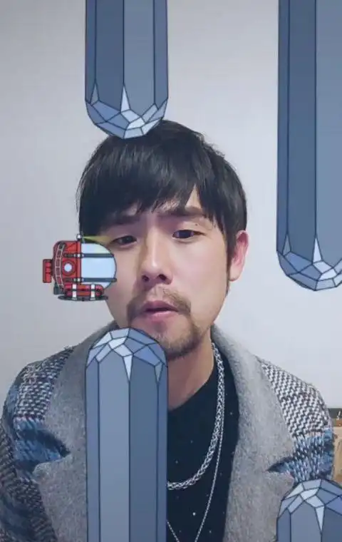 平日里拍照也会选取特定的角度,拼劲全身力气模仿周杰伦本尊