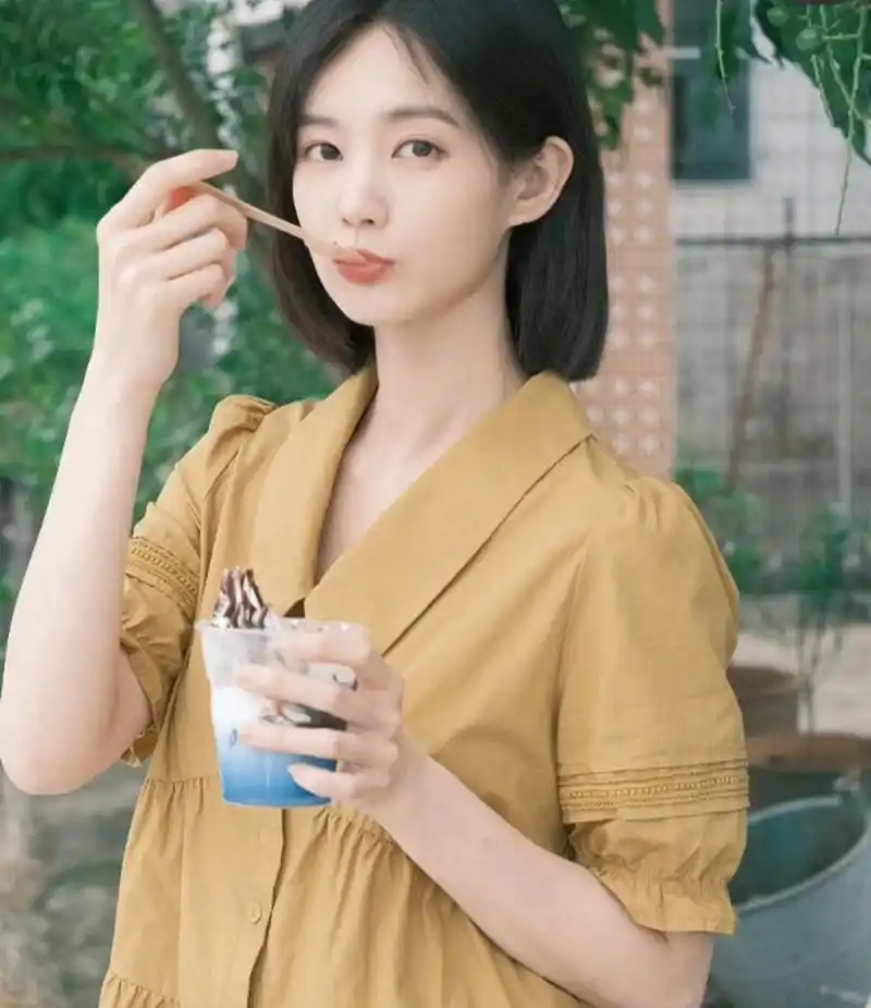 李一桐提前入夏,短袖连衣裙,拿着冰淇淋,齐肩短发很减龄,显得有活力.