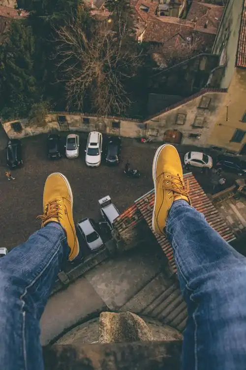 坐在屋顶上的人图片第11张