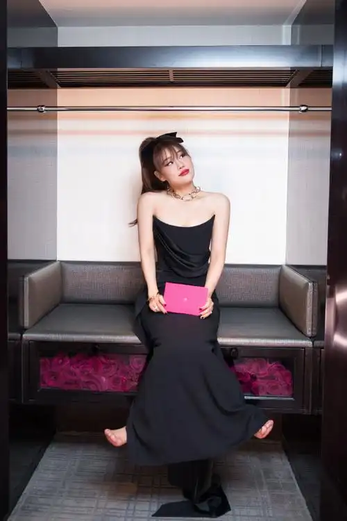 袁娅维低胸飘带长裙