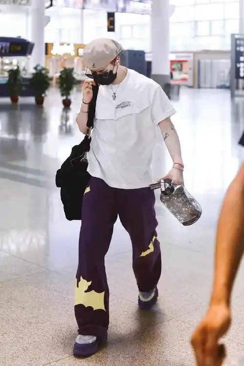 王嘉尔打扮得太潮了白色t恤配紫色运动裤个性又很帅气