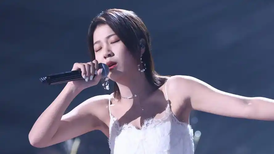 烟嗓女孩陈文非唱《他她回忆录》