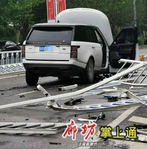 大清早廊坊街头一路虎撞得面目全非