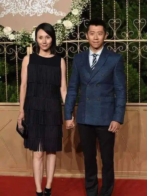 袁泉可以说是娱乐圈最好的妻子以及儿媳,对夏雨的家庭付出了太多