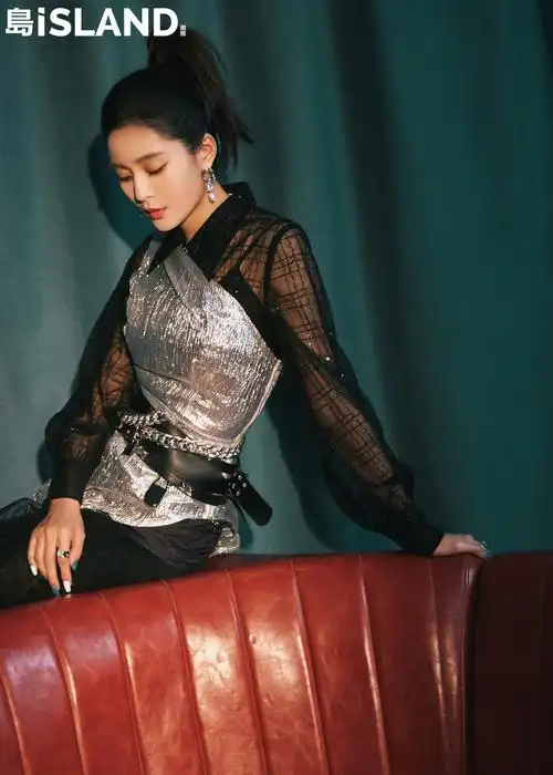王媛可island画报繁花大片回眸间尽显反转魅力