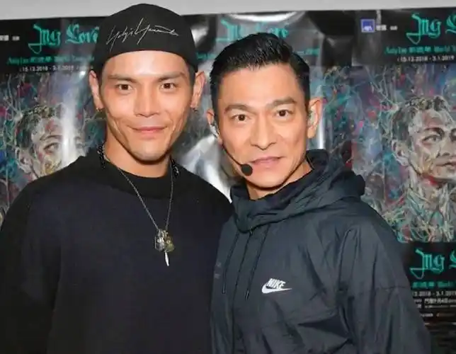 如何得到与刘德华的合影?明星在后台排队与他合影,普通粉丝怎么办?