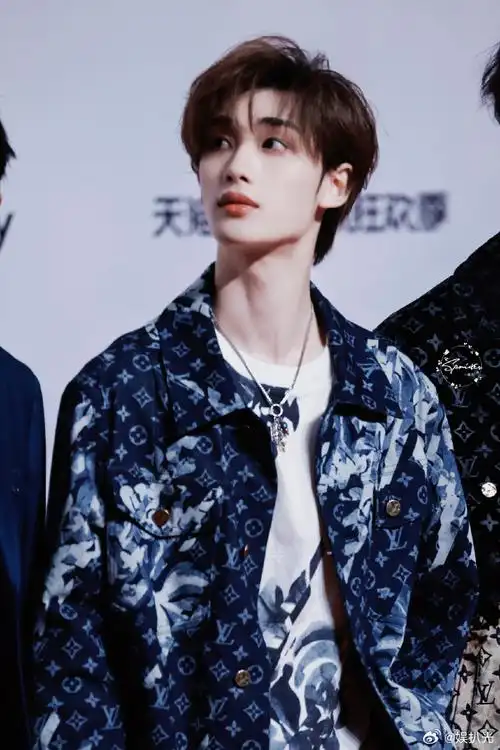 丁程鑫戴眼镜好奶