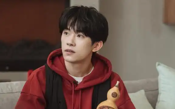 小鲜肉易烊千玺红色帽衫帅气休闲写真