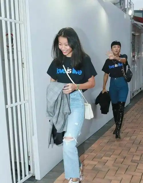 或许就像黄伟文给陈奕迅写的《打回原形》那句歌词:"若你喜欢怪人