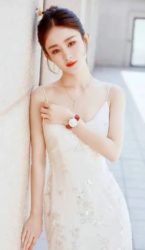 在赵丽颖在天津举行的活动上,簪发惊艳全场,优雅浪漫的造型让人心动不