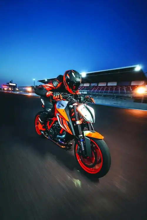 2022ktm1290supedukerrevo户外特写2