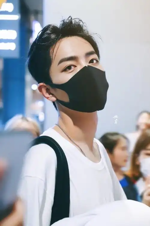 肖战名场面之机场大背头一秒沦陷  可狼可奶 气质这一块拿捏亖亖的!