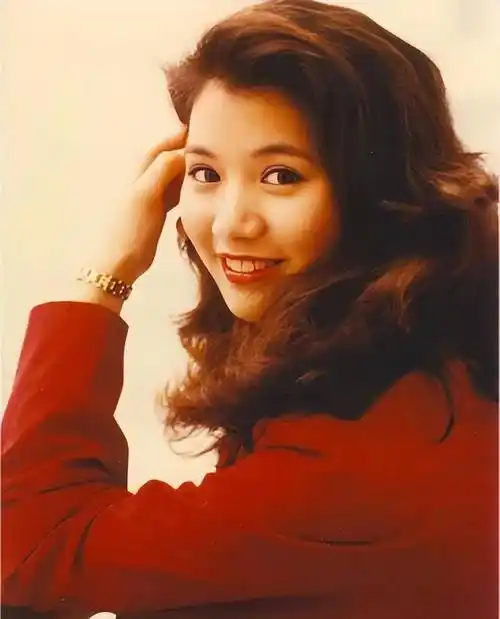 20岁被何鸿燊和富商环绕,婚后被张智霖宠成公主,袁咏仪到底有多牛_罗