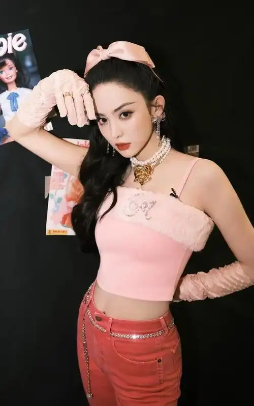 古力娜扎太少女,粉色吊带衫搭配紧身裤,"竹签腿"抢镜