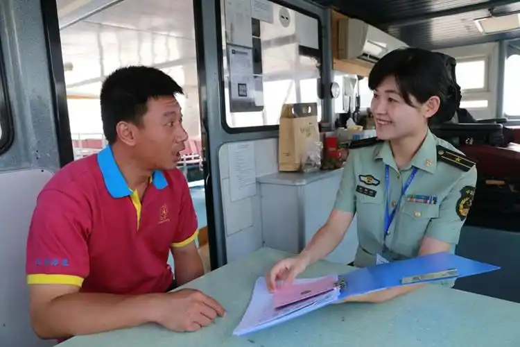 退役军人张明娟国门警花绽放在三尺验证台