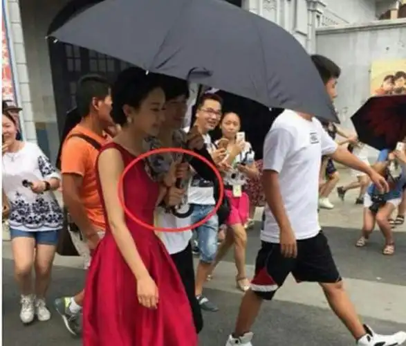 赵奕欢把脚放助理脸上引争议赵丽颖对助理的做法让人点赞