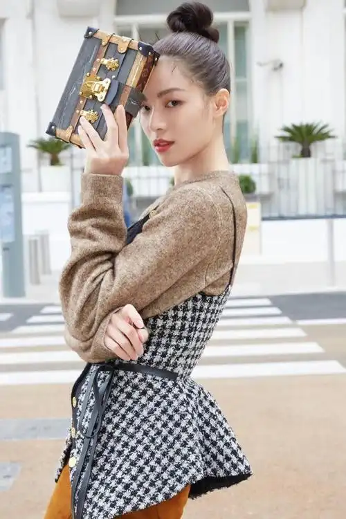 钟楚曦怎么就那么会穿?毛衣外搭小吊带显气场,高级脸就不一样