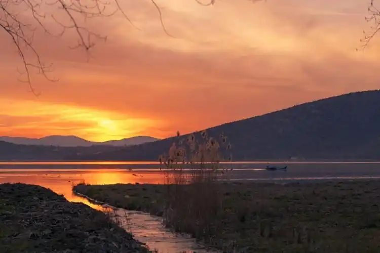 风景如画的希腊卡斯托里亚风景图片第9张