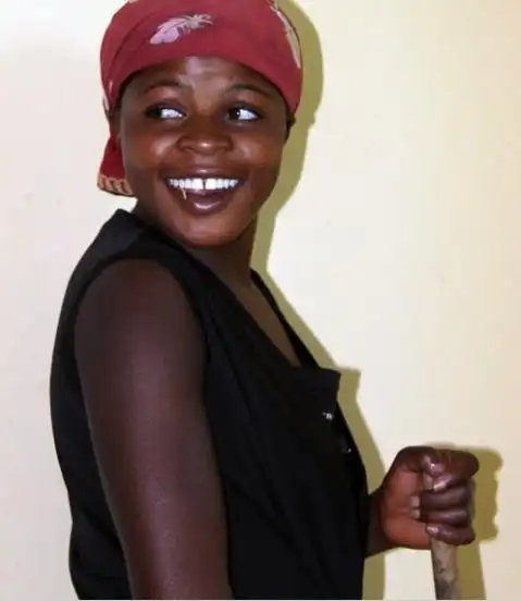 直击全世界最脏的女人从未洗过澡用牛粪当头饰网友辣眼睛