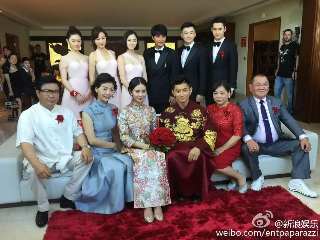 明星结婚全家福,刘诗诗有气质,没想到妈妈穿旗袍更是让人惊艳!