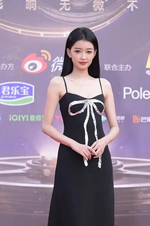 孙怡红毯生图状态##孙怡黑色吊带裙