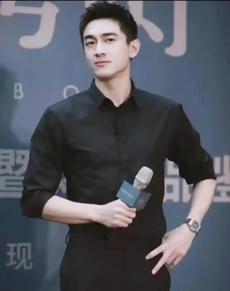 男明星帅不帅,一件黑衬衫就能鉴别,内娱穿黑衬衫最帅的五位明星  1.