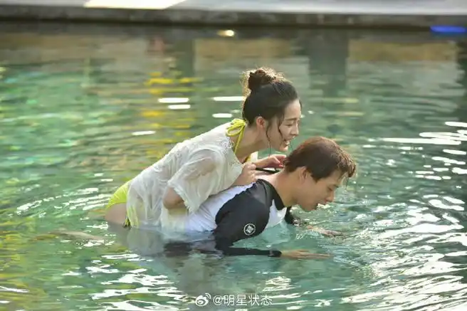 李沁早期泳装和魏大勋在水里玩得太嗨了