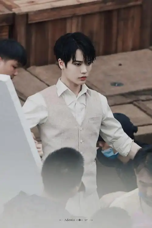 一见倾心制服剧照##林彦俊一见倾心湿发路透