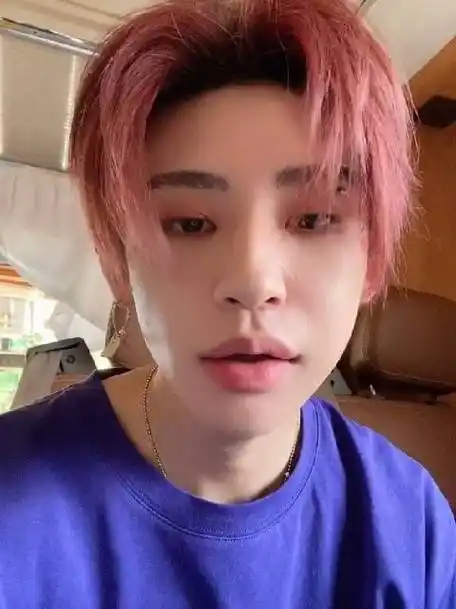 小鬼王琳凯超话#小鬼海边弹空气吉他#鬼言鬼语:pāng比~guāng系宝~馍