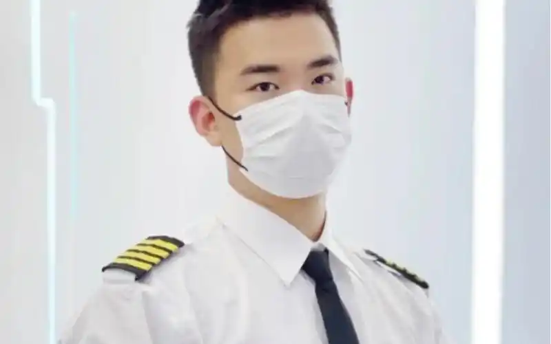 187cm郑州长腿小哥哥成网红,这飞行员帅哥的腿也太长了#长腿帅哥#体育