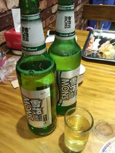 一凉一热两瓶啤酒,我胃不好混搭着喝.回来老婆开车所以我赶喝点酒.