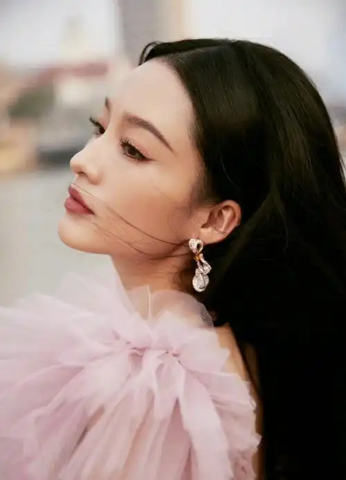 李沁干枯玫瑰妆##李沁粉紫色纱裙