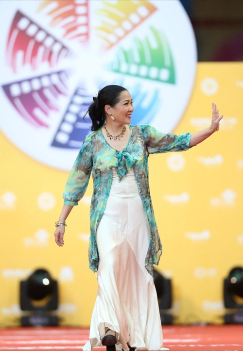 60 沈丹萍风韵犹存,穿礼服也把身材遮好,保守穿搭不影响气质