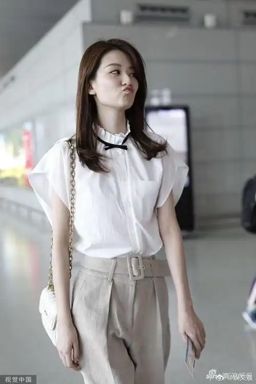 乔欣机场抱卡通水壶童趣盎然嘟嘴甜笑鬼马可爱