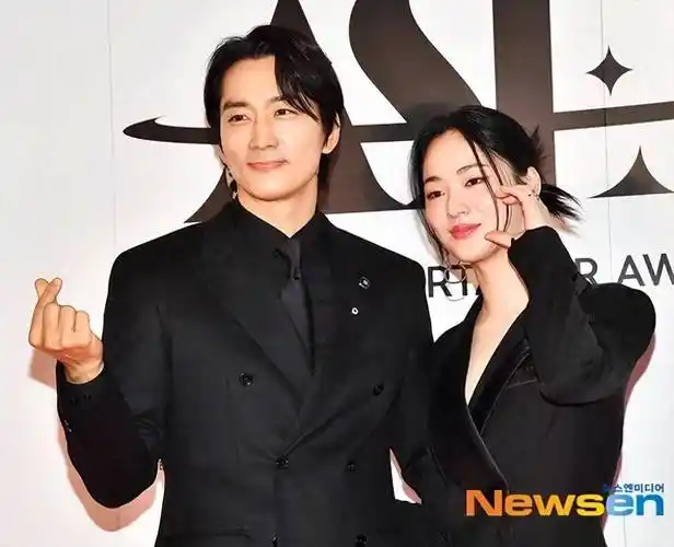 宋承宪晒与全汝彬合照,网友:两人年龄相差13岁,看起来却很匹配