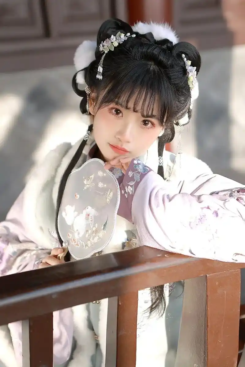 卿卿日常.#摄影约拍 #大明少女 #春天穿汉服去赏花呀 #明 - 抖音