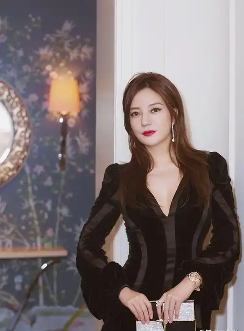 魏启颖女儿赵薇被封杀后,丈夫也去世,儿子离婚被分一半财产