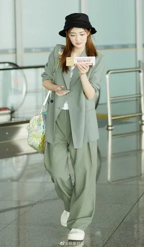 徐璐四月机场街拍每一套都帅帅的最近是在走酷girl路线哦