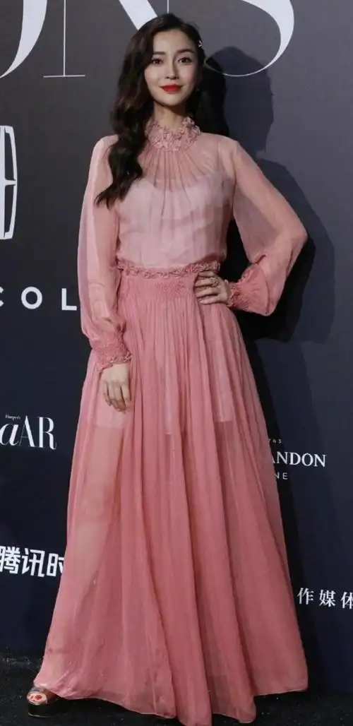 明星穿透视衣搭配裙子图片(女明星穿透明衣服)-第2张图片-潮百科