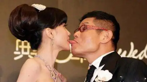 许效舜与女友陈愉2011年7月11日,台湾综艺节目主持人许效舜与小他24岁