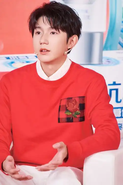 王源穿红色卫衣亮相品牌活动拍打台球花絮写真青春阳光