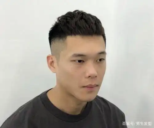 男生"两边剃光,中间留长"的发型,这3款很帅气,别再剪错了