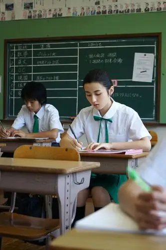 张子枫写字张子枫身穿校服张子枫荡秋千返回搜狐,查看更多