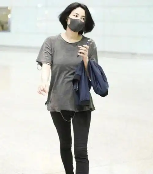 路人拍的王菲50岁不装嫩光靠打扮就像个小女生穿长裙搭帆布鞋